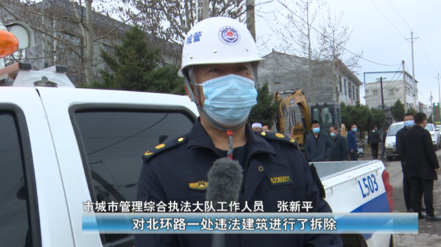 这是华亭市近期开展"拆违治乱"专项行动过程中的一幕.