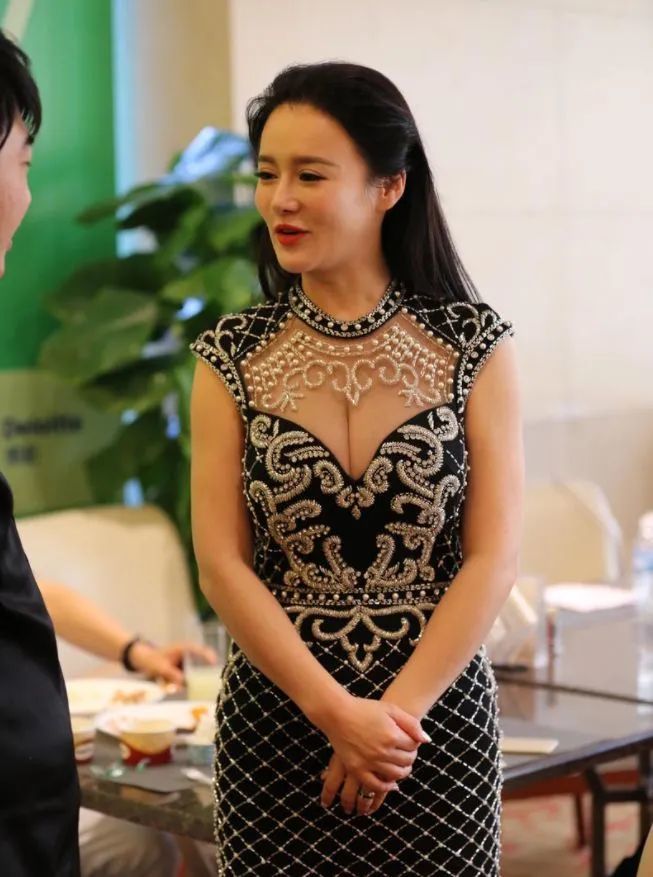 微胖的冉莹颖真有魅力穿深v丝绒裙显白又显贵看完不想减肥了