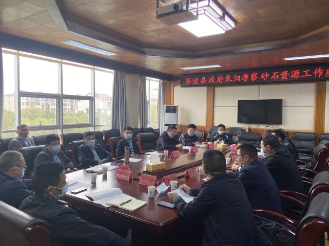 何斌主持召开全县砂石管理工作会议