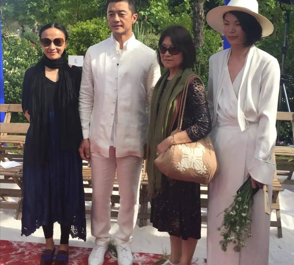 把李亚鹏捧火了之后,他与柯蓝的见面次数越来越少