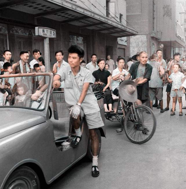 上海老照片1959年的魔都街头摩登辣妈和帅气司机很时髦