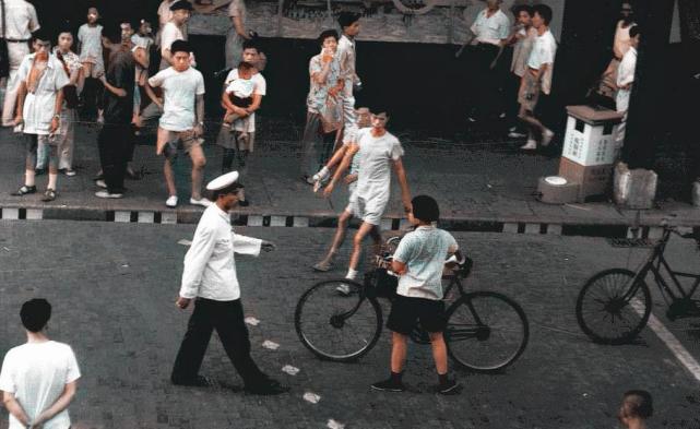 上海老照片1959年的魔都街头摩登辣妈和帅气司机很时髦