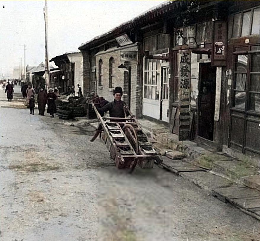 (桥爪拍摄于1941年4月)山海关城外,一个水夫正推着送水的独轮车沿着