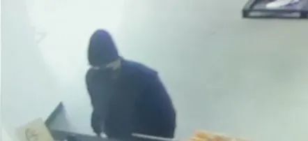 带班武警张东升,游动哨谢国全马上向3号区跑去,当临近东掖门时,看见东