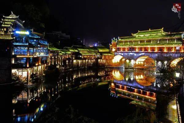 是凤凰古城著名的景点之一,现集景点与旅游购物为一体
