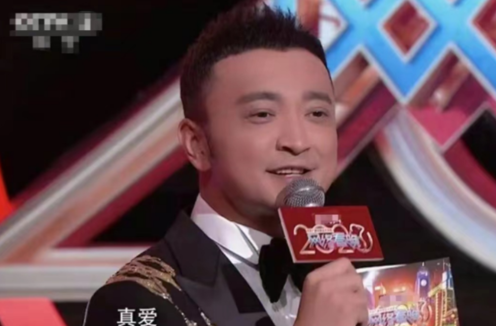 央视主持人尼格买提和妻子结婚8年无儿无女与美女外出游玩很开心