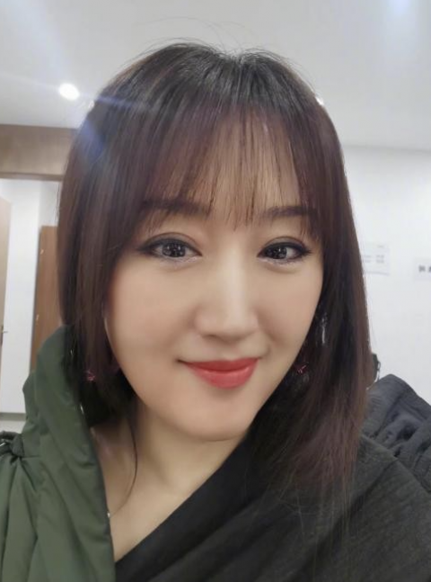 杨钰莹深夜晒美照网友50岁逆生长