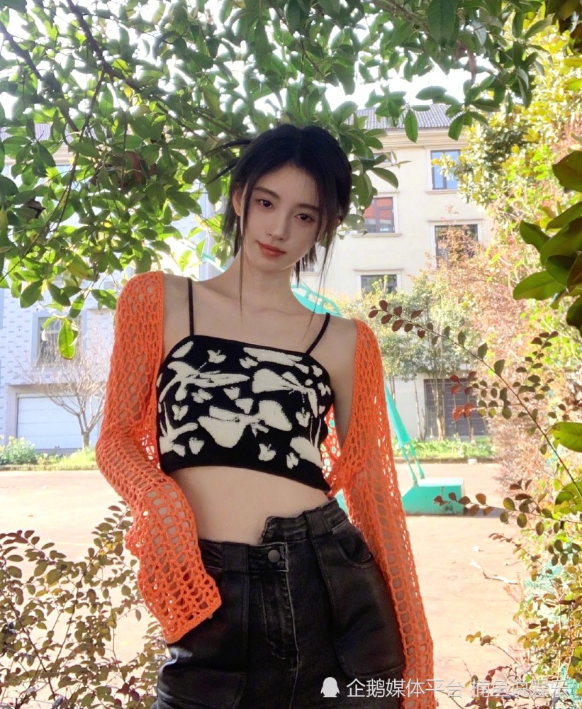 鞠婧祎晒春天美照穿吊带衫尽显小蛮腰又纯又欲身材抢镜