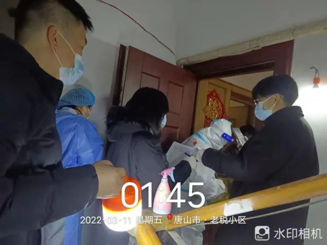 凌晨董立颖和医护人员在封控小区盛达公寓给居民采核酸3月10日晚9点