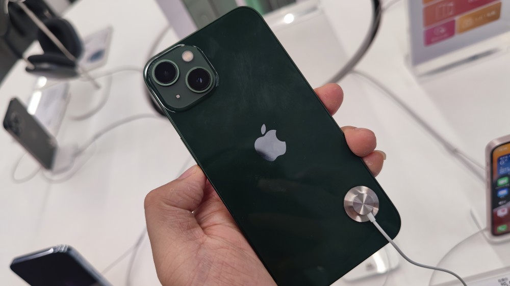 周末的时候没事干看了看新出的iphone13苍岭绿