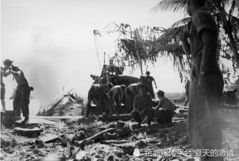 老照片二战布干维尔岛战役中的美军光着膀子埋头苦干