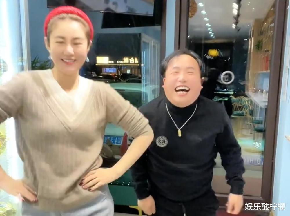 除了长相一般之外,文化水平以及对爱情的执着都可圈可点,如今与赵群双