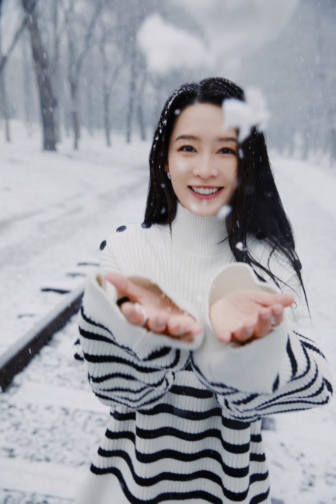 李沁晒雪景写真美照笑容甜美超治愈活泼开朗惹人爱