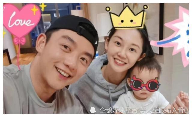 郑恺罕晒女儿一岁半小酸奶洗盘子有模有样和妈妈苗苗一样贤惠