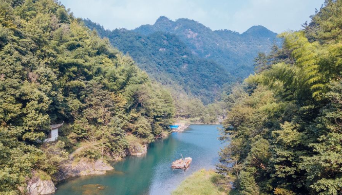 花溪风景区,位于浙江省金华市磐安县安文镇花溪村.