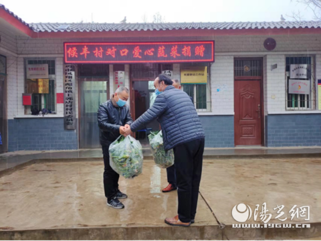 凤翔彪角镇:冒雨送菜抗"疫"忙 种植大户有担当