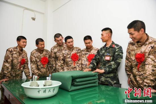 身着21式军装 武警重庆总队新兵光荣入列