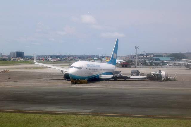 联邦波纳佩飞往巴布亚新几内亚莫尔兹比港,中途在楚克国际机场中转,在