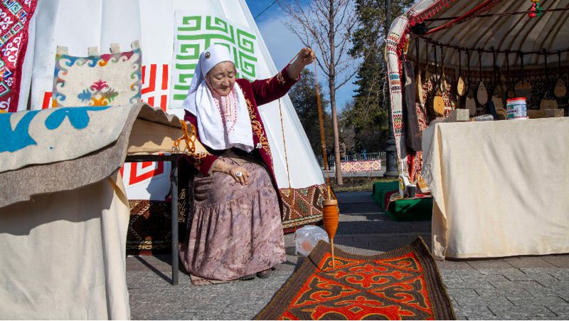 当地时间3月21日,哈萨克斯坦最大城市阿拉木图举办盛大的纳吾鲁孜节