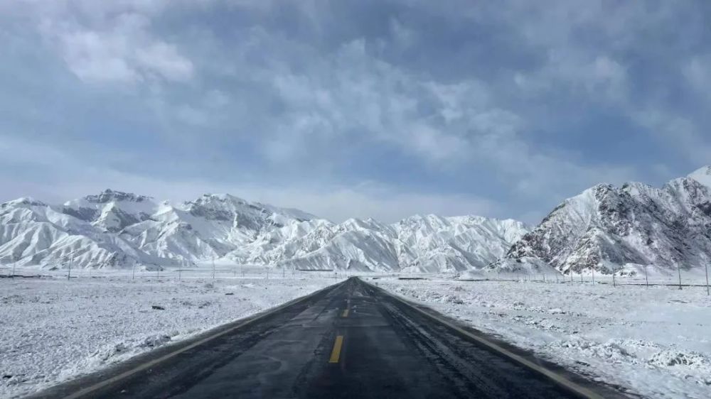 突降大雪阿合奇交警护您一路平安