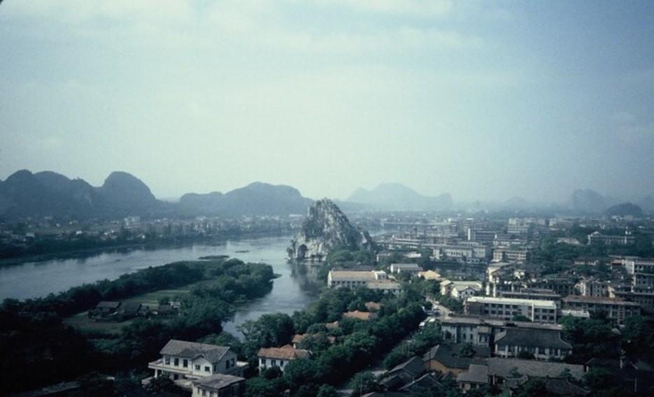 漓江从桂林城中穿城而过,城中到处都是美丽的风景.