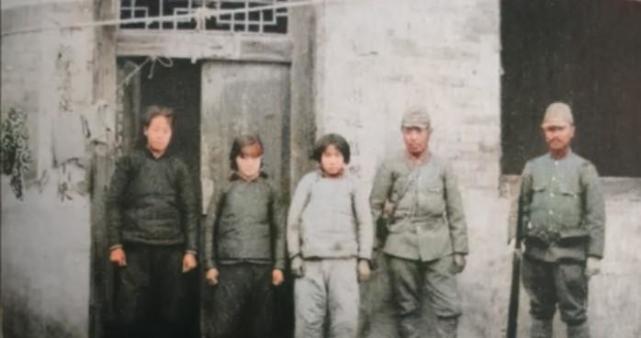 那三位女性是当地抗日游击队的成员,她们多次参加伏击日军的战斗,后来
