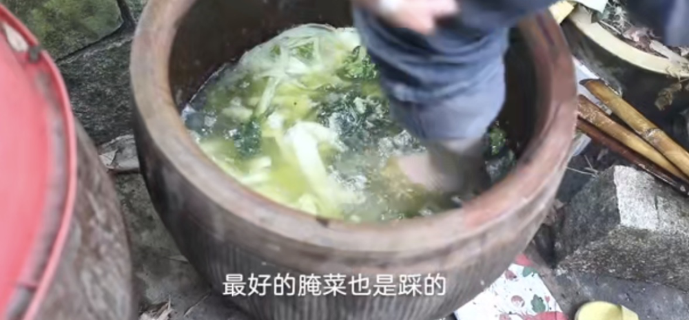 不过这种大批生产,有违食品安全规范的土坑酸菜,显然无法纳入奇葩民俗