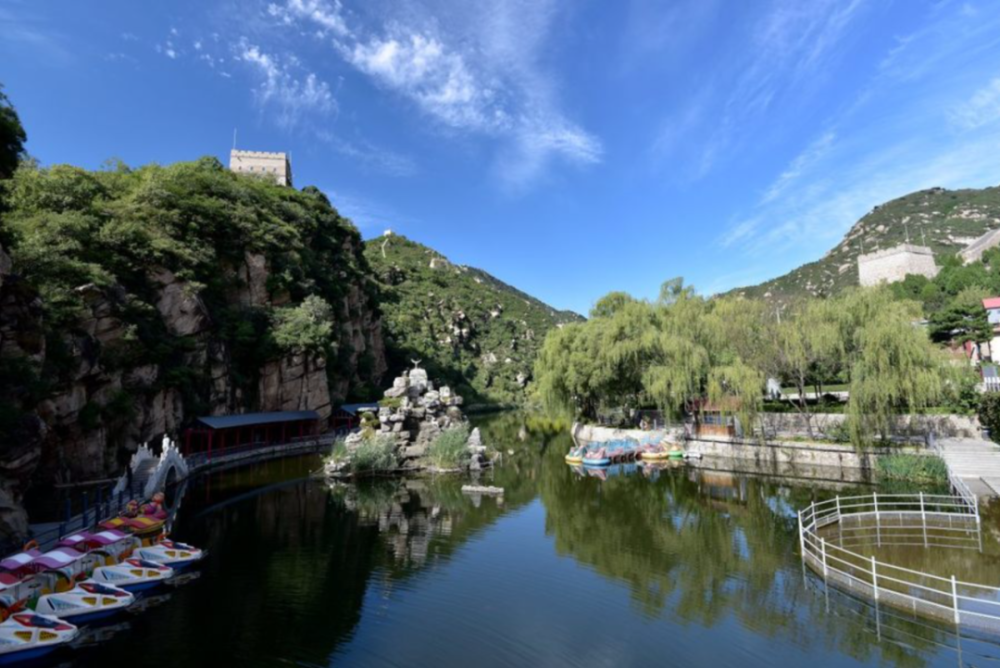 也有蜿蜒山脊的长城,这里有青山绿水,我们选择了怀柔青龙峡