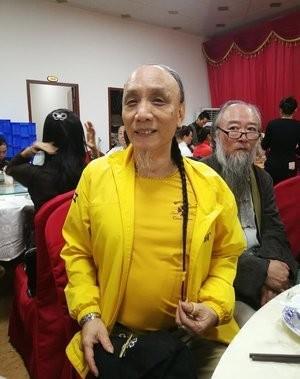 有一次,州迪准备去东北祭祖,恰逢春运没买到火车票,结果他大闹火车站