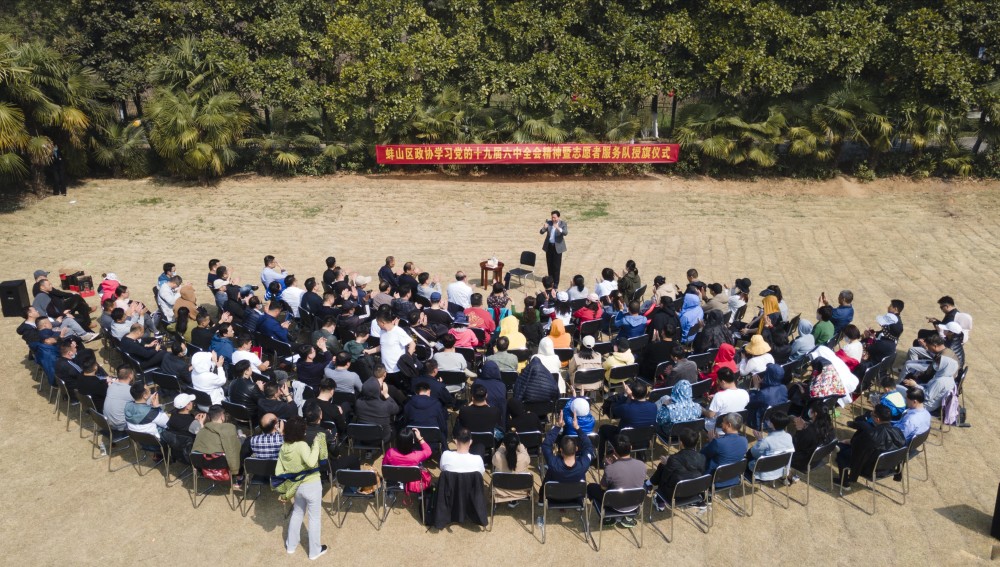 职能有机结合起来,邀请中共市委党校欧振宝教授在禾泉农庄室外草坪