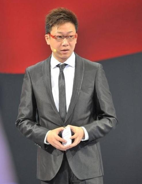 正大综艺,跳槽到东方卫视主持综艺节目,担任中国梦之声的节目主持人