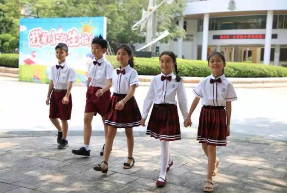 上海小学校服费用惹争议千元的价格地摊的质量家长直接签字不同意