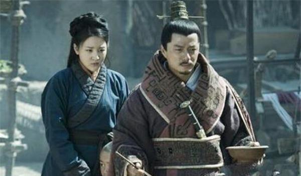 可亭长的妻子不愿意养这个闲人,韩信看不惯妇人的白眼转身离去
