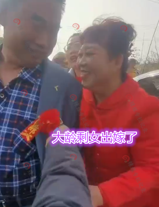 53岁大龄剩女结婚轰动全村,村民:这是初婚,还是个黄花大姑娘