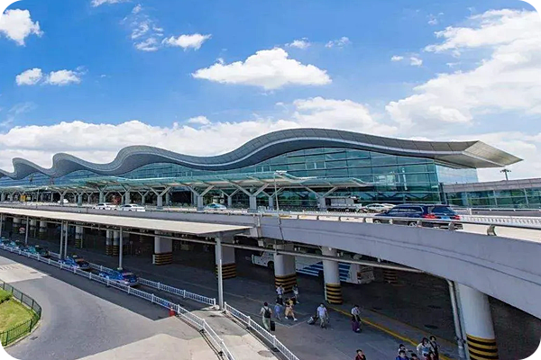 而便宜的机票也不能代表该机场低端,恰恰相反,重庆江北国际机场的规模