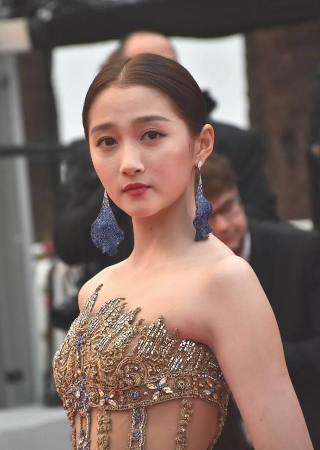 关晓彤的气质好奇特穿的礼服裙超贵气依旧能看出少女气息
