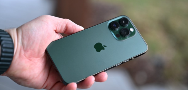今年,苹果推出了两种新的绿色色调,iphone 13 现在采用"绿色,而