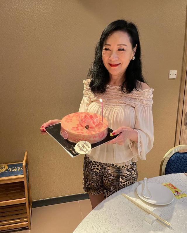 黄蓉魏秋桦晒63岁近照还是那么有气质而且满脸皱纹也没掩饰