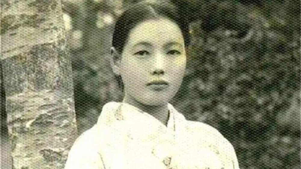 大宫静子有的时候也会思念自己的日本故乡,不过因为战乱,她和家人早就