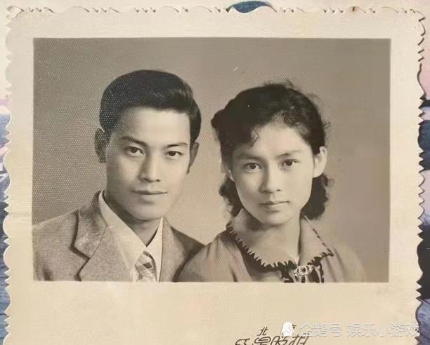 老照片上世纪八十年代夫妻合影男士帅气女士羞涩
