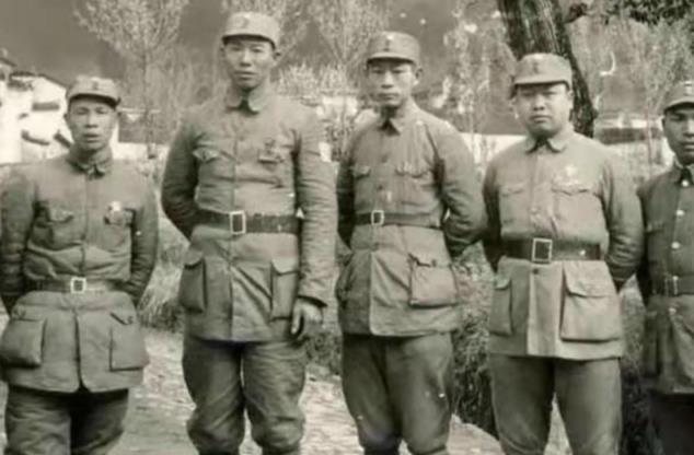 他是开国上将,55岁逝世,飞机护送骨灰2位元帅18位将军为他迎灵_腾讯网