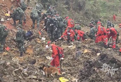 一场降雨突袭广西藤县空难现场,泥泞对搜救带来很大影响|橙柿一图