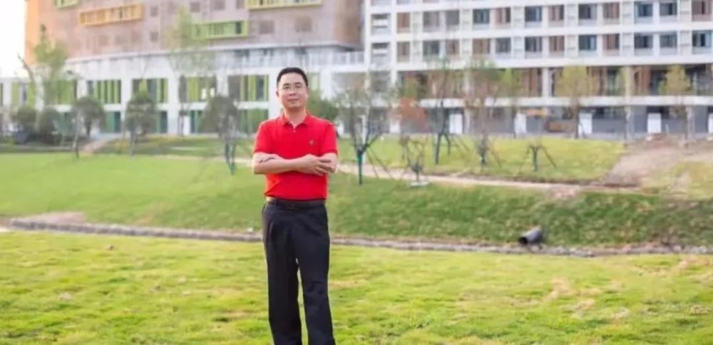 唐家友校长实拍图 张德兰校长实拍图创新教学课堂 激励侨叶成长