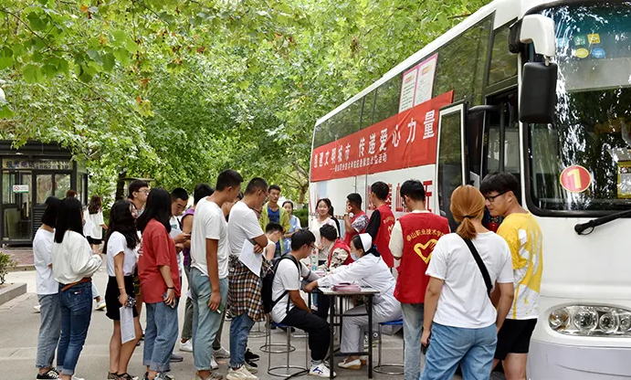 当代大学生的担当梧州学院学生为东航献血展现无私奉献的一面