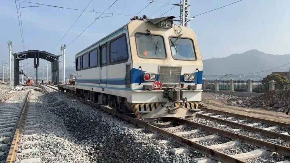 台州市域铁路s1线的首辆列车已到台州预计6月底试运行