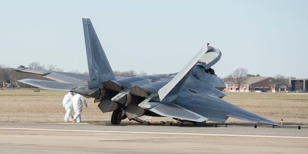 f22又摔了个狗啃泥这姿势我熟美军隐形战机为何都喜欢磕头