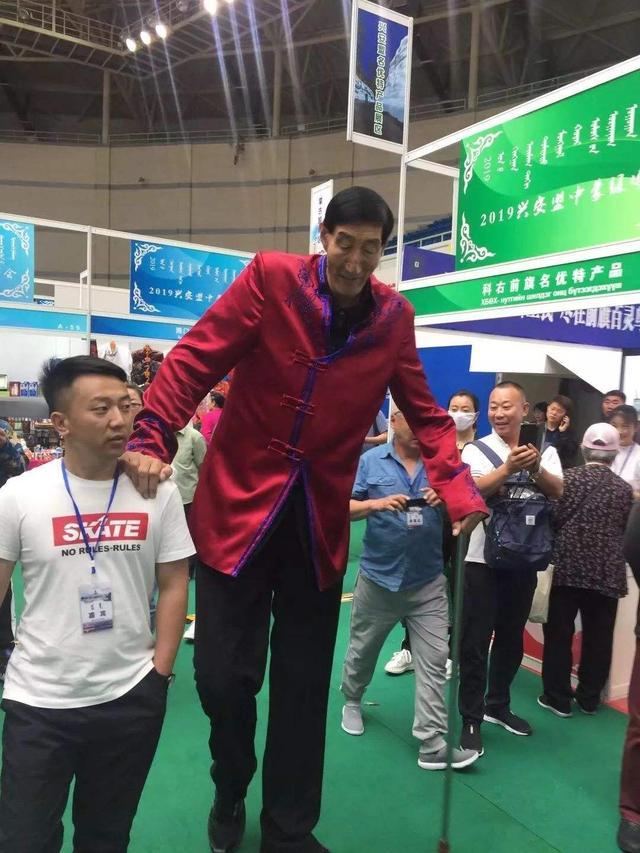 中国第一巨人鲍喜顺,不听医生忠告生子,儿子身高或超姚明!