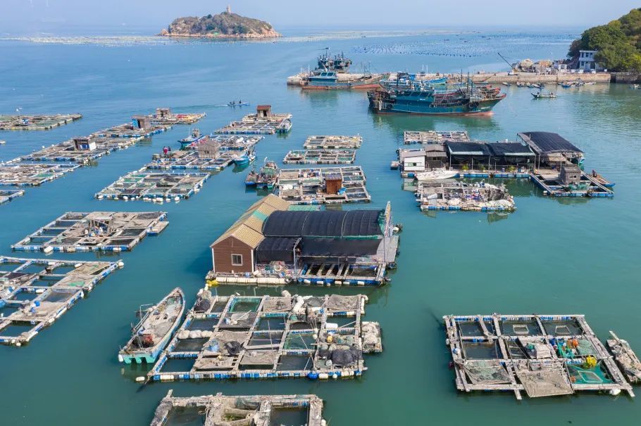 寺里有七层宝塔可以登,登顶可以远眺整个深澳湾,海上渔村和猎屿.