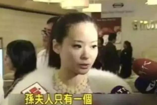 赵晓苓后,因为在夜店遇到了小他32岁的初中同学的女儿吴逸玲而闪婚