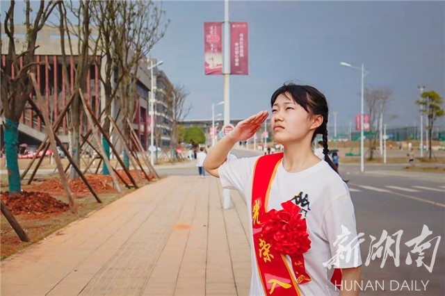 湖南日报·新湖南客户端通讯员 薛瑞众 陈雅芳"中华儿女多奇志,不爱